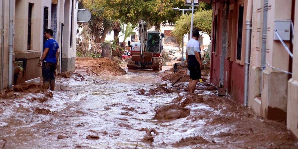 Veïns de Picanya, després de les inundacions. Autor: ACN. 