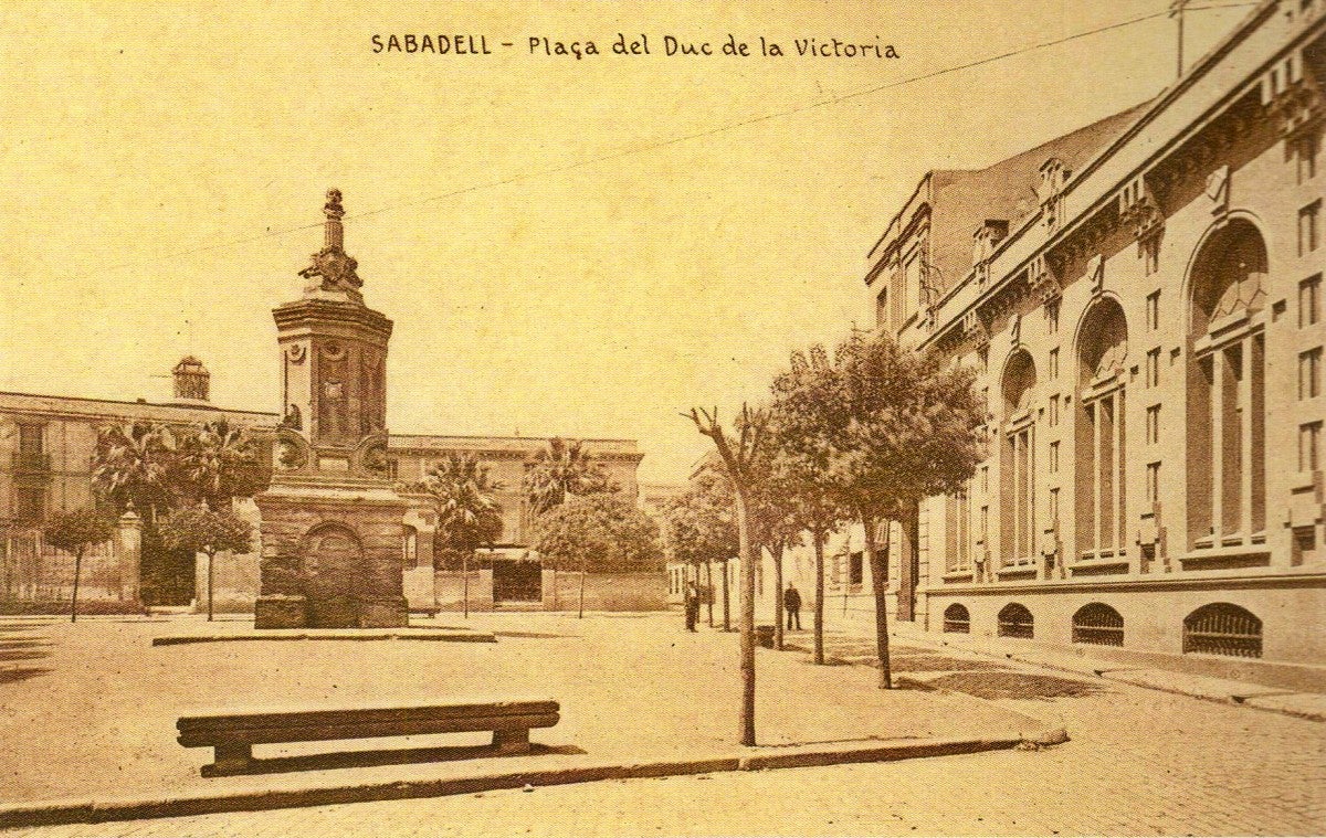 Postal de la plaça del Duc de la Victòria, amb l'edifici de La Energia i la Casa Marcet Font o Grau (cap a 1910) AMG.