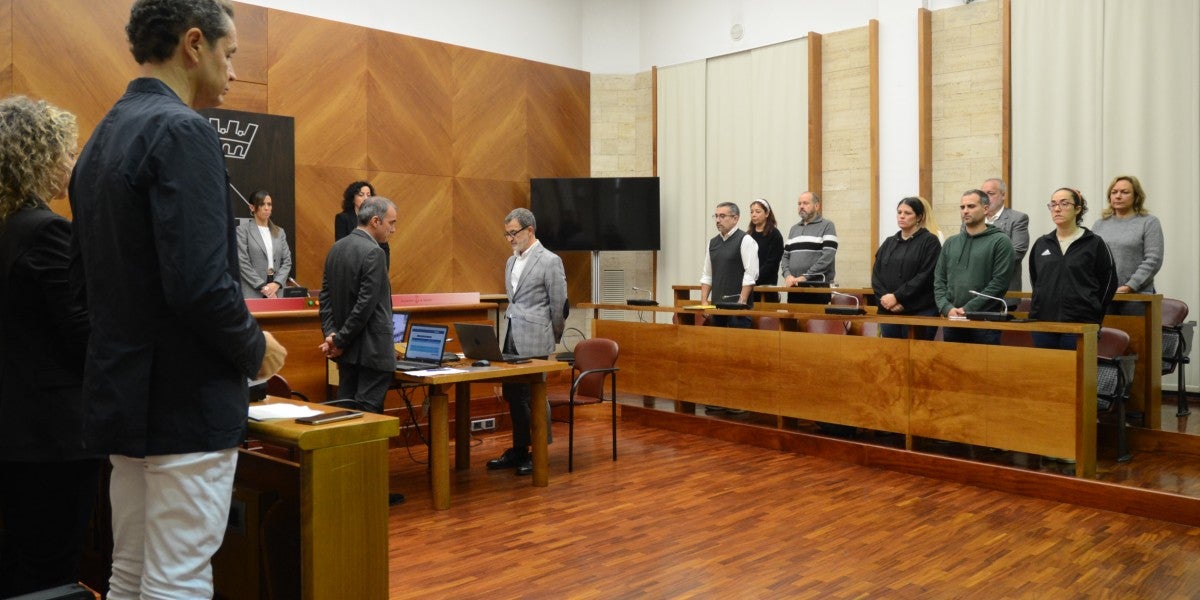 Foto portada: un moment del minut de silencia. Autor: J.d.A. 