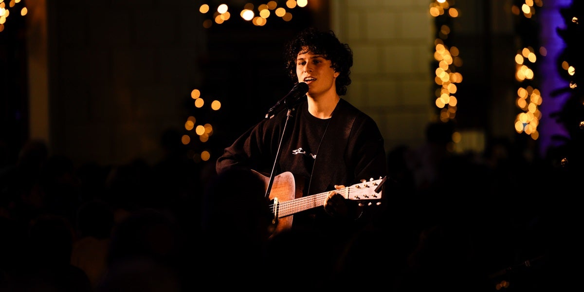 Roger Padrós, en un concert al novembre a la plaça Sant Roc. Autor: D.Jiménez. Ara obre el village de l'Observa 2025. Cantant convidat a la Cava Urpí
