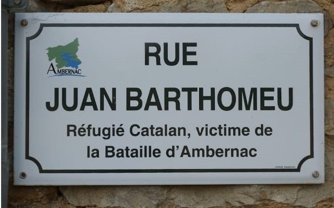 Placa en el seu record, a Ambernac. 