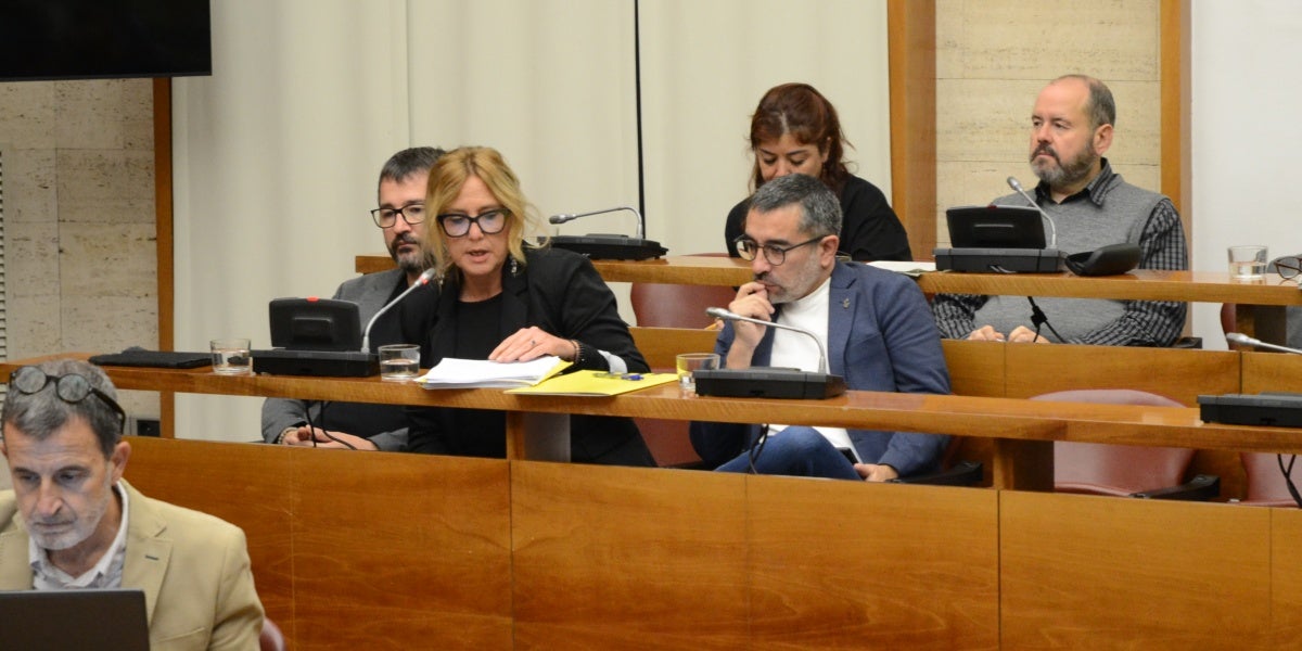 Foto portada: la regidora d'ERC Silvia Renom, punyent contra la proposta de pressupostos. Autor: J.d.A