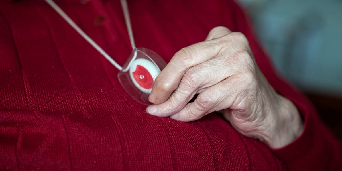 Les persones usuàries del Servei Local de Teleassistència disposen d’un dispositiu per utilitzar en cas d’emergència – Josep Cano / Diputació de Barcelona