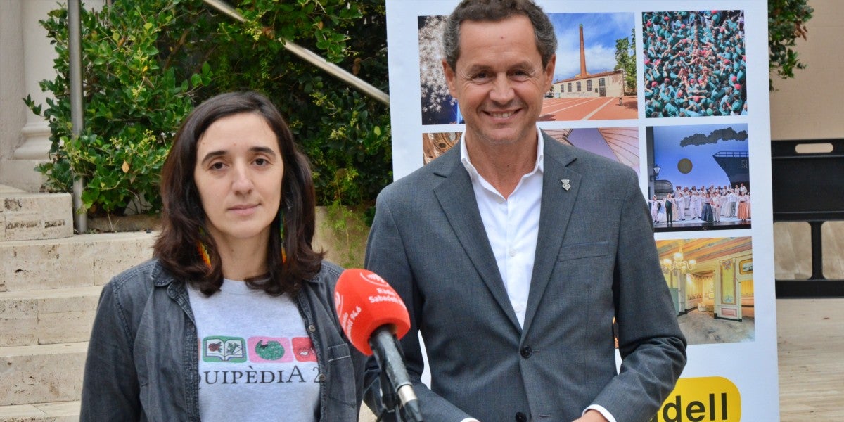 La presidenta de l'Amical Wikimedia i el tinent d'alcaldessa Lluís Matas. Autor: J.d.A. 