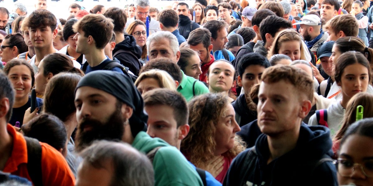 Voluntaris valencians a la Ciutat de les Arts i les Ciències, esperant ser mobilitzats. Autor: ACN. 