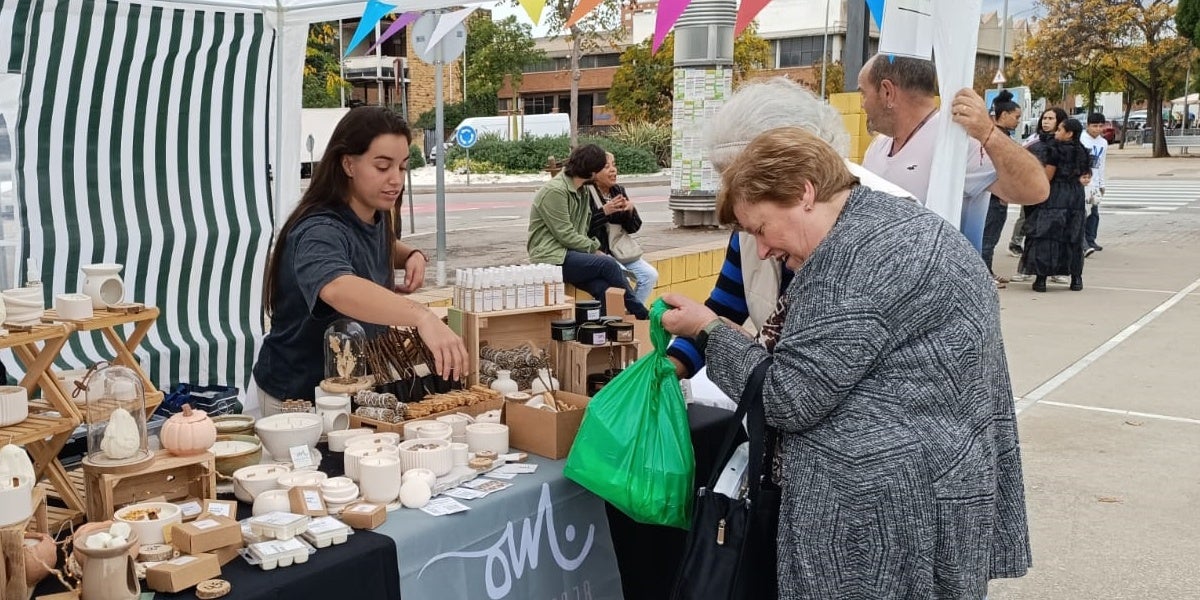 Parada d'artesania a la festa de la Plataforma de Veïns pel Mercat de Campoamor. Autor: cedida.