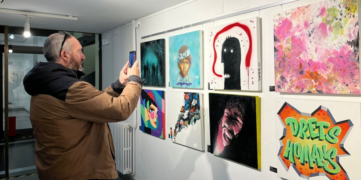 Un home visitant l'exposició de grafitis sobre els Drets Humans. Autor: Jordi M.