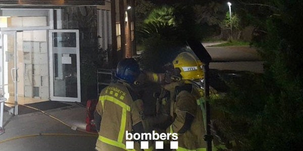 Foto portada: els bombers, a l'exterior de la residència. 