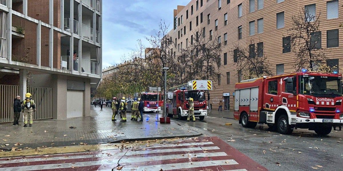 Foto portada: Bombers al carrer de les Tres Creus. Autor: L.M.