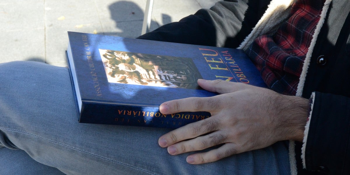 Portada del llibre 'Can Feu i l'heràldica nobiliària', escrit per Aleix González. Foto: Jordi M.