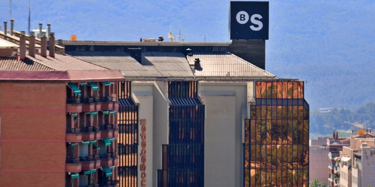Foto portada: seu del Banc de Sabadell a la plaça de Catalunya de Sabadell. Autor: ACN.