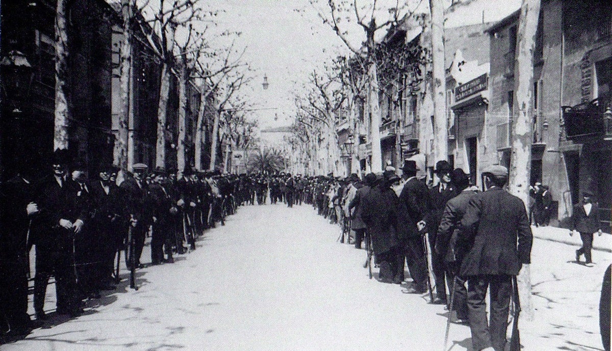 Revista de Sometent a la Rambla de Sabadell, als anys del pistolerisme (1920 aprox)/ MHS.
