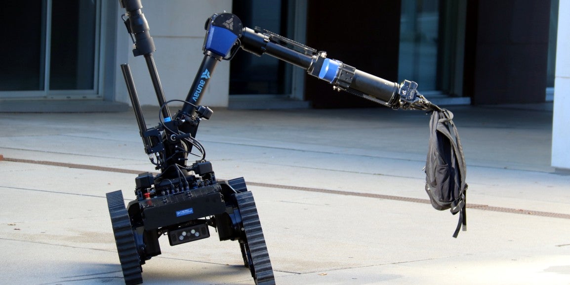 Els Mossos presenten un robot especialitzat en desactivar explosius. Autor: ACN.