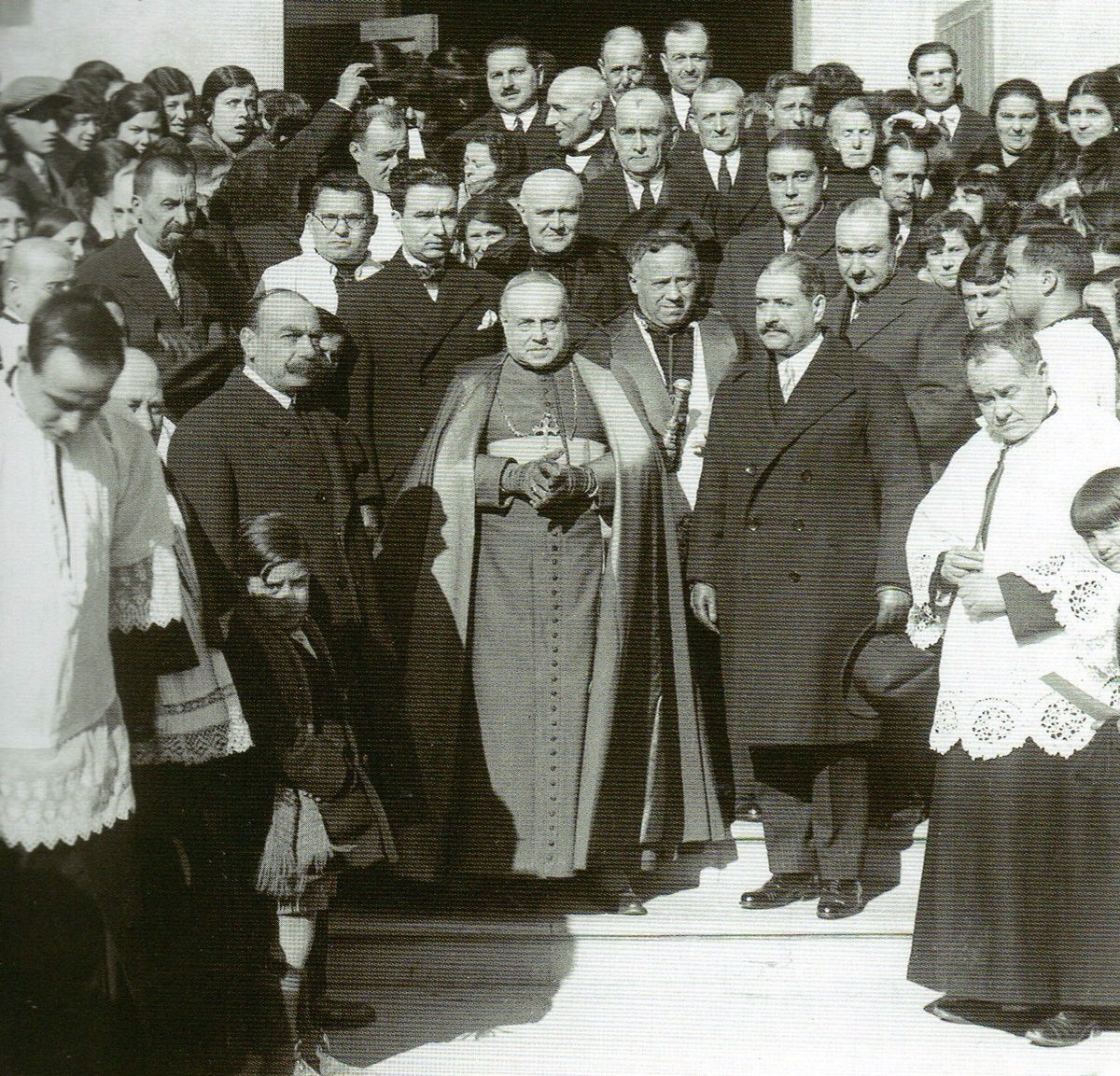 Sortida de l'església de Sant Fèlix després de la benedicció de l'altar del Gremi (20 gener 1927). Ramon Picart, a la segona fila, amb barba.