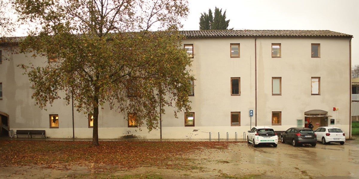 Foto portada: el Molí de Sant Oleguer, primer alberg juvenil, després centre per a joves migrants i finalment alberg temporal per a sensellar. Autora: Alba García.