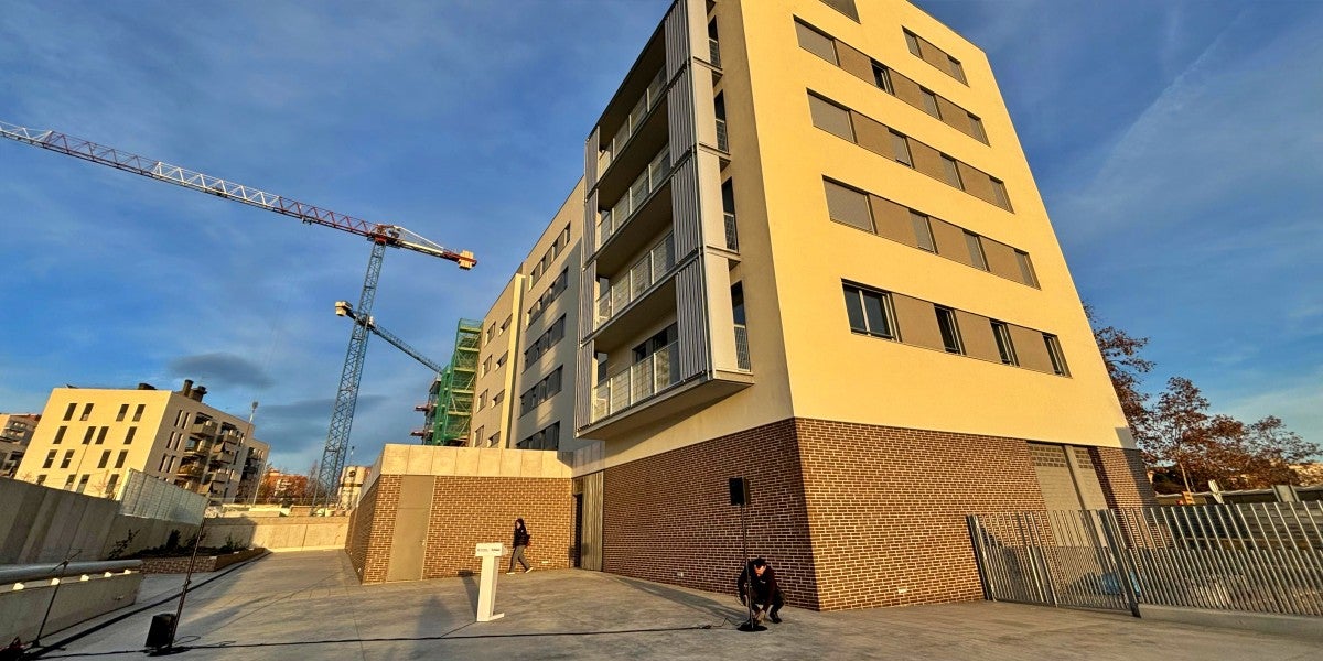 Exterior del bloc. Autor: J.d.A. 