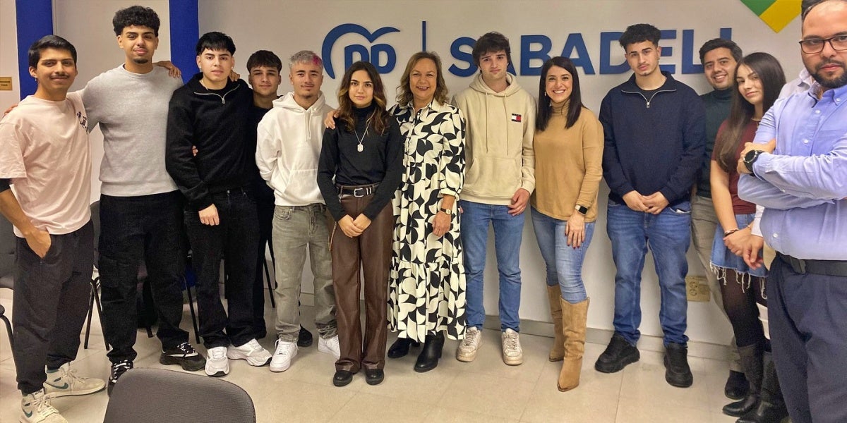 Membres de les Noves Generacions del PP, amb la presidenta local i portaveu municipal del partit, Cuca Santos. Autor: cedida.