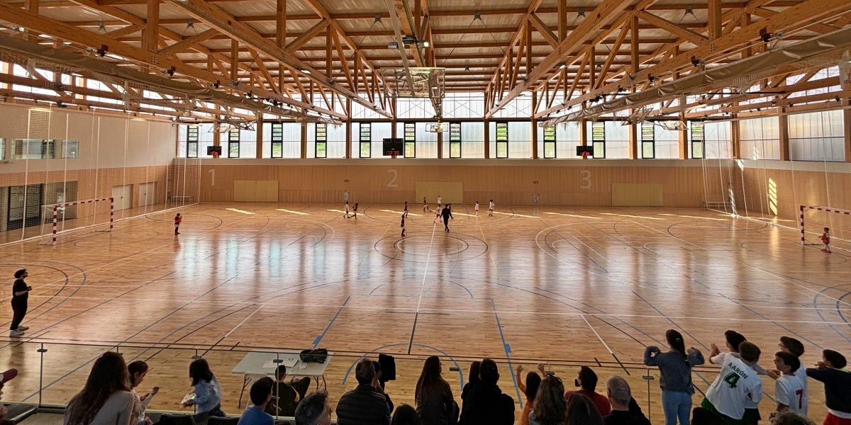 Foto portada: un partit de futbol sala escolar al Pavelló de l'Oest. Autor: J.d.A.
