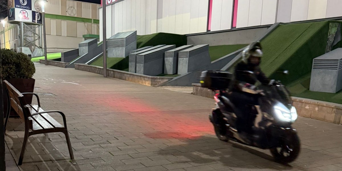 Un repartidor, en moto per la vorera a Via Sabadell. Autor: cedida.