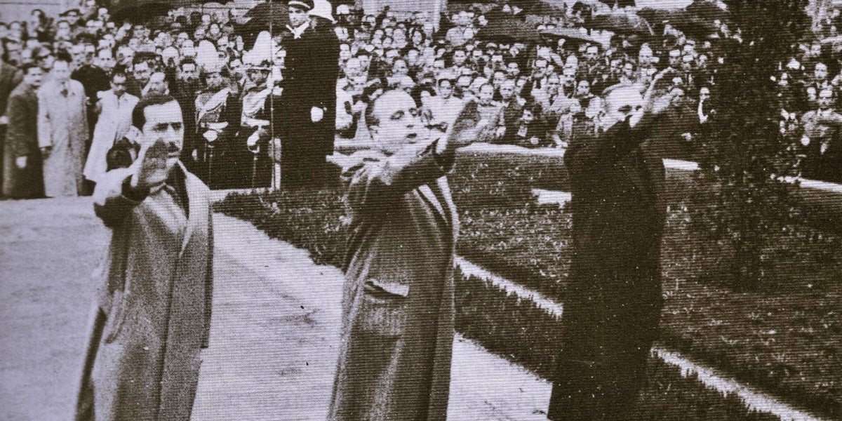 Ofrena floral de l'alcalde Marcet davant la Cruz de los Caídos, el 27 de gener de 1948. Carlos Pérez de Rozas/AHS.
