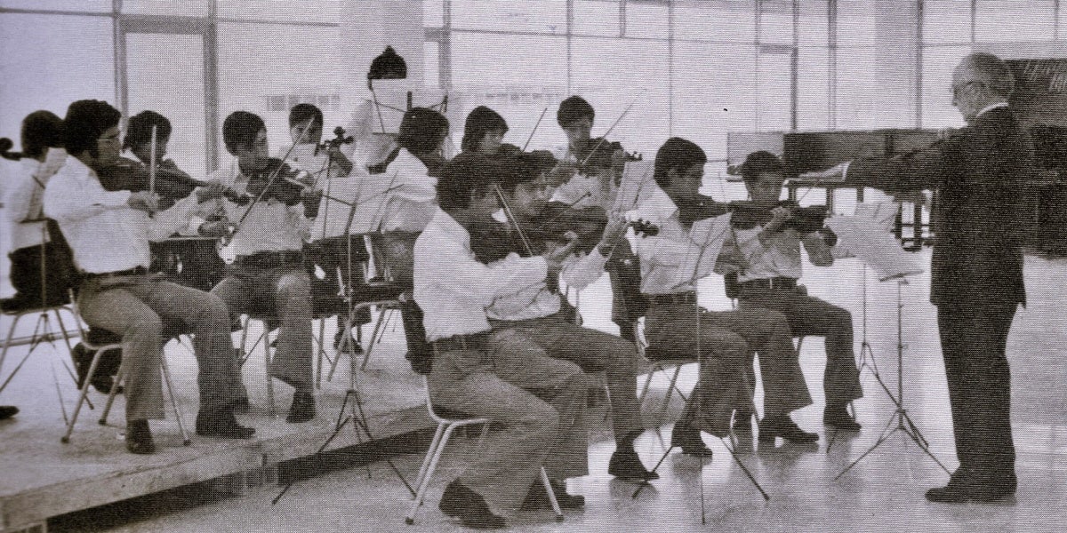 Carreras impartint una classe de música de corda