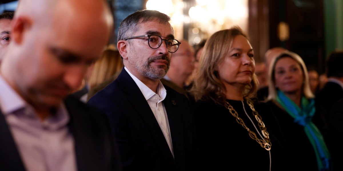 L'exportaveu d'ERC i ara regidor no adscrit Gabriel Fernàndez, en una imatge d'arxiu, envoltat d'altres regidors. Autor: D.Jiménez. 