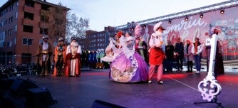 Foto portada: inici de la cavalcada, amb els Reis d'Orient a l'esquerra, i personatges del 'Somriu al Nadal', a la dreta. Autor: D.Jiménez.