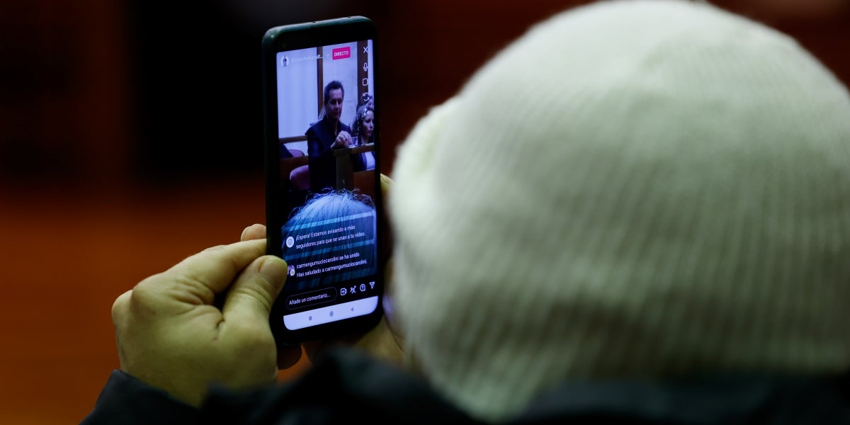 L'individu emmascarat, gravant Lluís Matas. Autor: D.Jiménez.