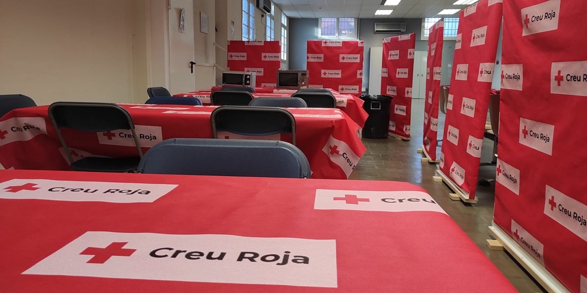 L'espai de menjador de la Creu Roja, a l'edifici d'Aigües Sabadell. Autor: M.G