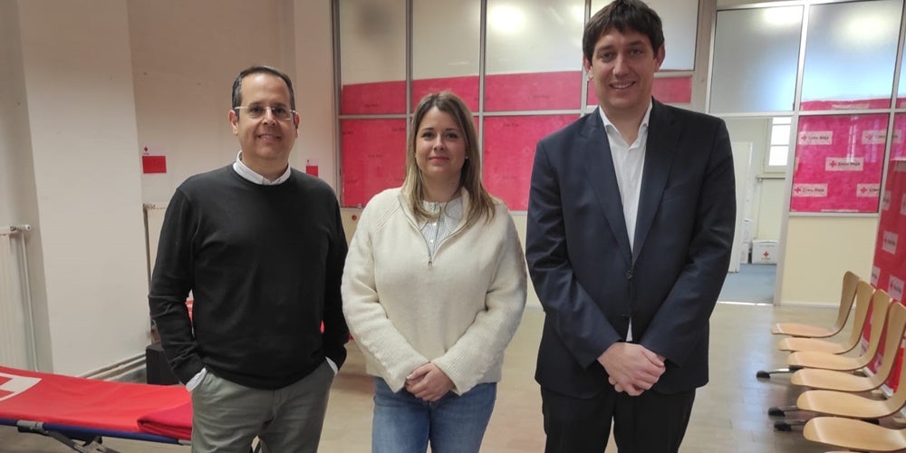 David Jove, de Creu Roja, Laura Pineda, regidora d'Acció Social i Lluís Jordan, d'Aigües Sabadell. Autor: M.G