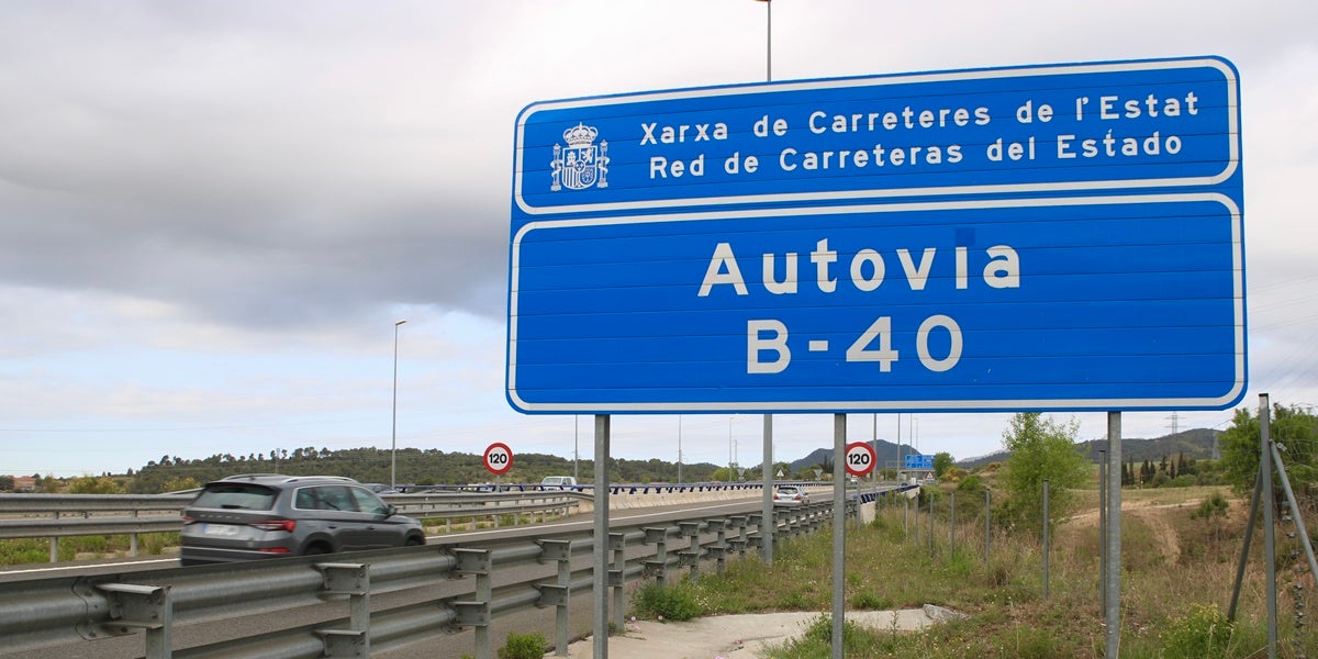 Foto de portada: el cartell de l'Autovia B-40. Autor: Albert Segura.
