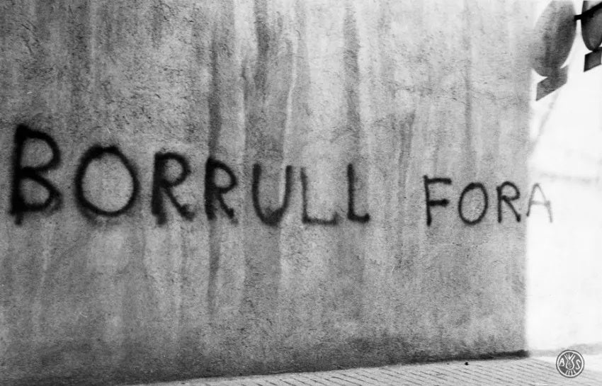 Pintada en una paret de Sabadell exigint la dimissió de l’alcalde Josep Burrull “Burrull dimissió”, 23 de febrer de 1976. Xavier Vinader (AHS)