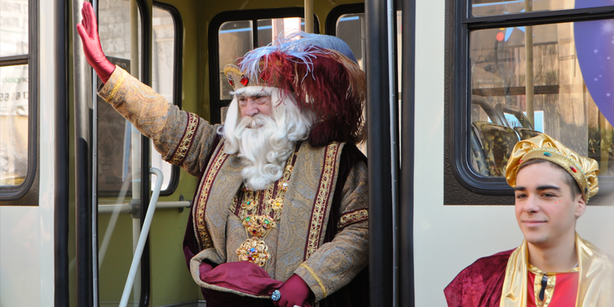 L'ambaixador reial arribant amb autobús l'any 2017. Autor: cedida