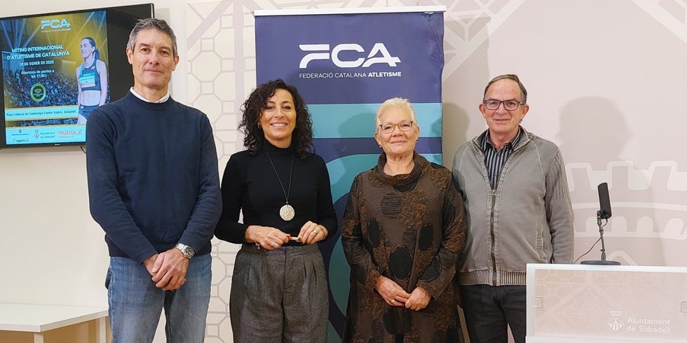 Foto de la roda de premsa de la presentació de l'esdeveniment. Hi estan Jordi Molins, la regidora d'esports Montse González, Mercè Rosich, presidenta de la FCA i Josep Massa, director del míting. Autor: Albert P.