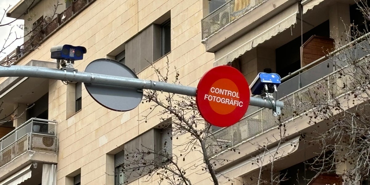 Foto portada: càmeres de trànsit al carrer de les Tres Creus. Autor: J.d.A.
