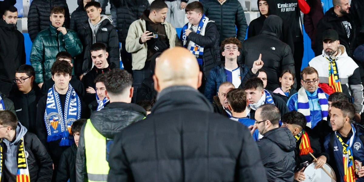Foto portada: l'entrenador del Sabadell, David Movilla, després de la desfeta contra el Sant Andreu (0-4). Autora: Dihor. 