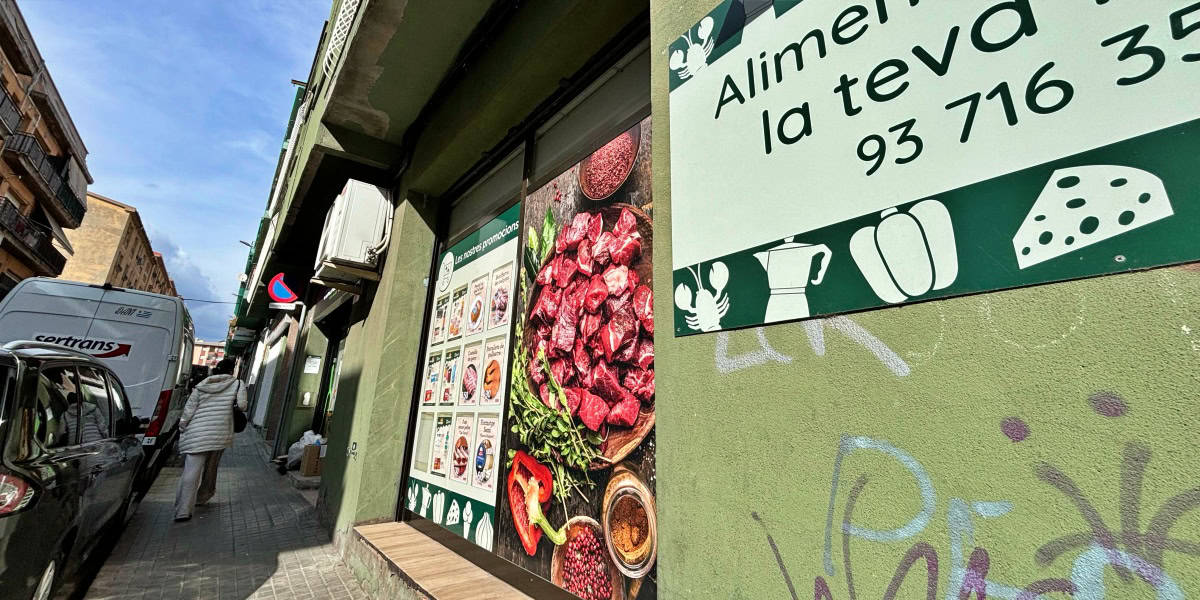 Foto portada: exterior de l'establiment on es va produir l'atracament amb arma blanca. Autor: J.d.A