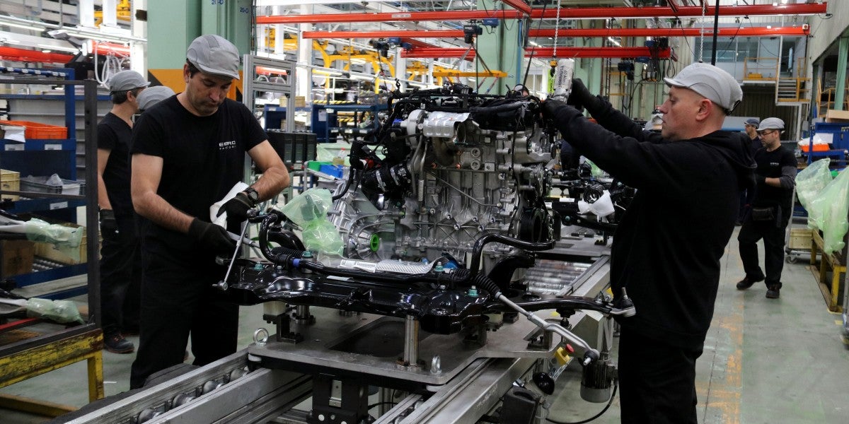 Operaris d'Ebro treballant en un motor. Autor: ACN.