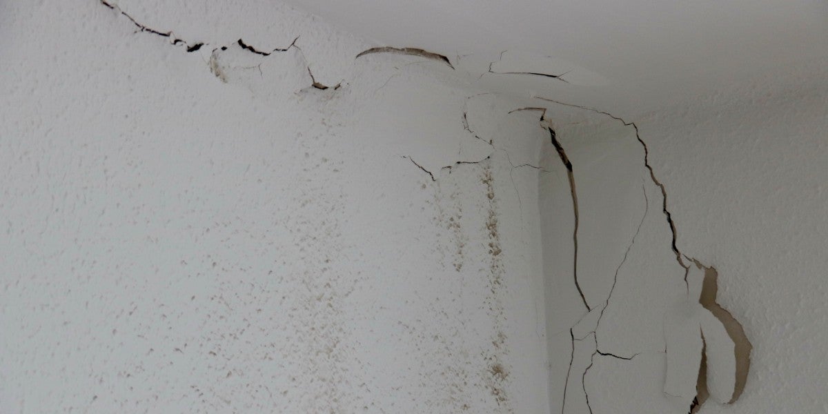 Esquerdes en un habitatge de Montcada afectat per les obres de soterrament de les vies. Autor: ACN.