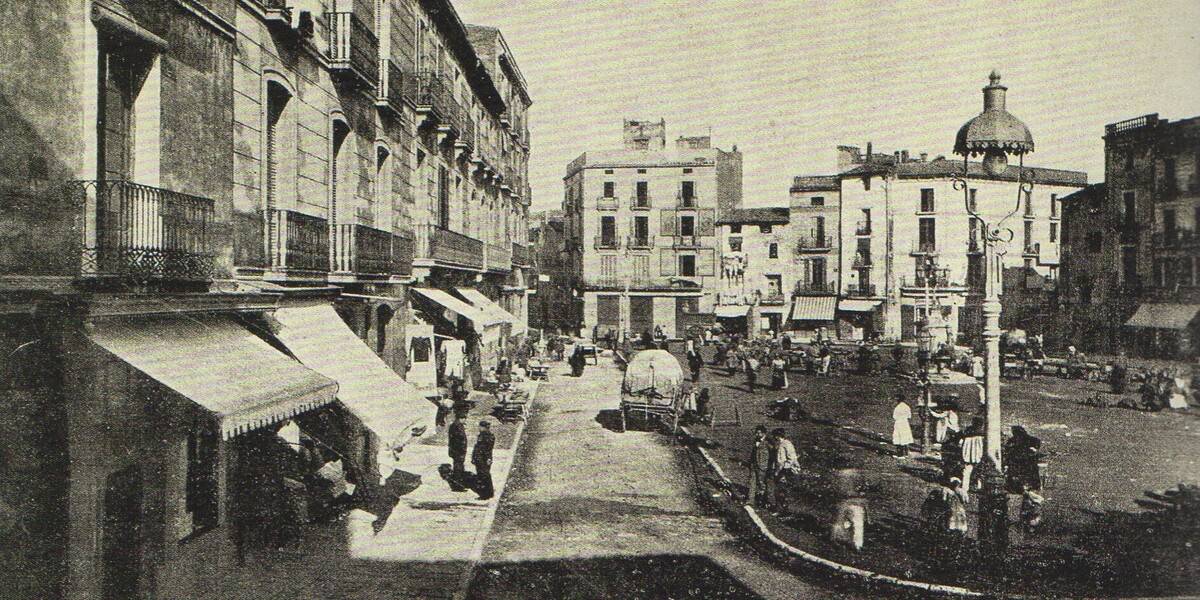 La plaça Major en un dia de mercat. Autor desconegut. Portafolio Anunciador de Sabadell (1898).