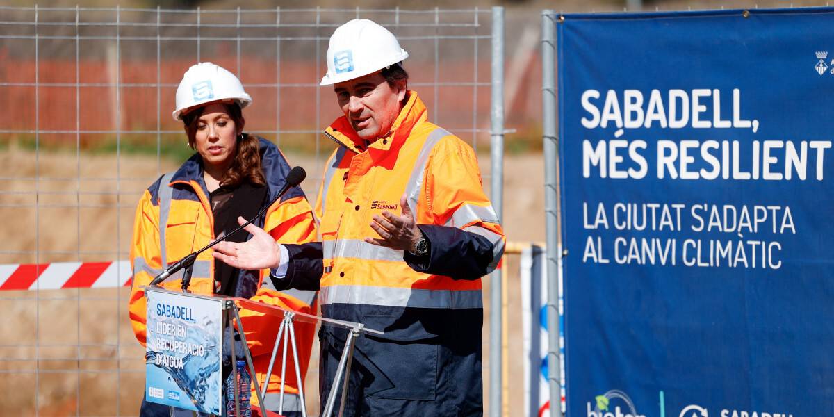 Enric Blasco i Marta Farrés, president d'Aigües Sabadell i alcaldessa, aquest dimecres. Autor: David Jiménez.