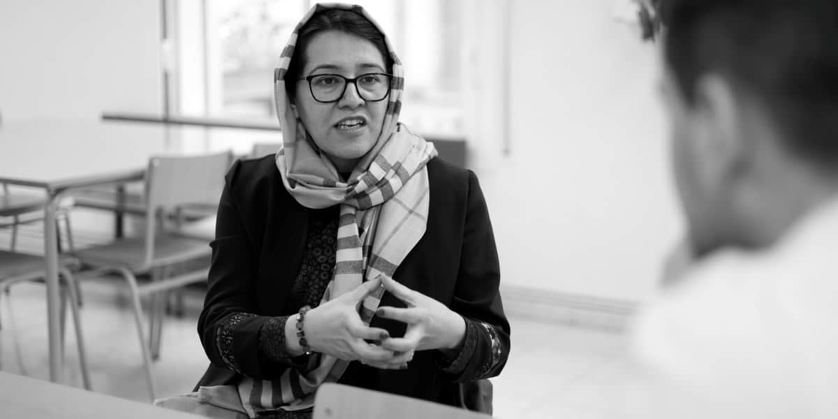 La investigadora, acadèmica i activista agfanesa Orzala Ashraf Nemat, a l'institut Pau Vila, el 20 de febrer. Autor: D.Jiménez.