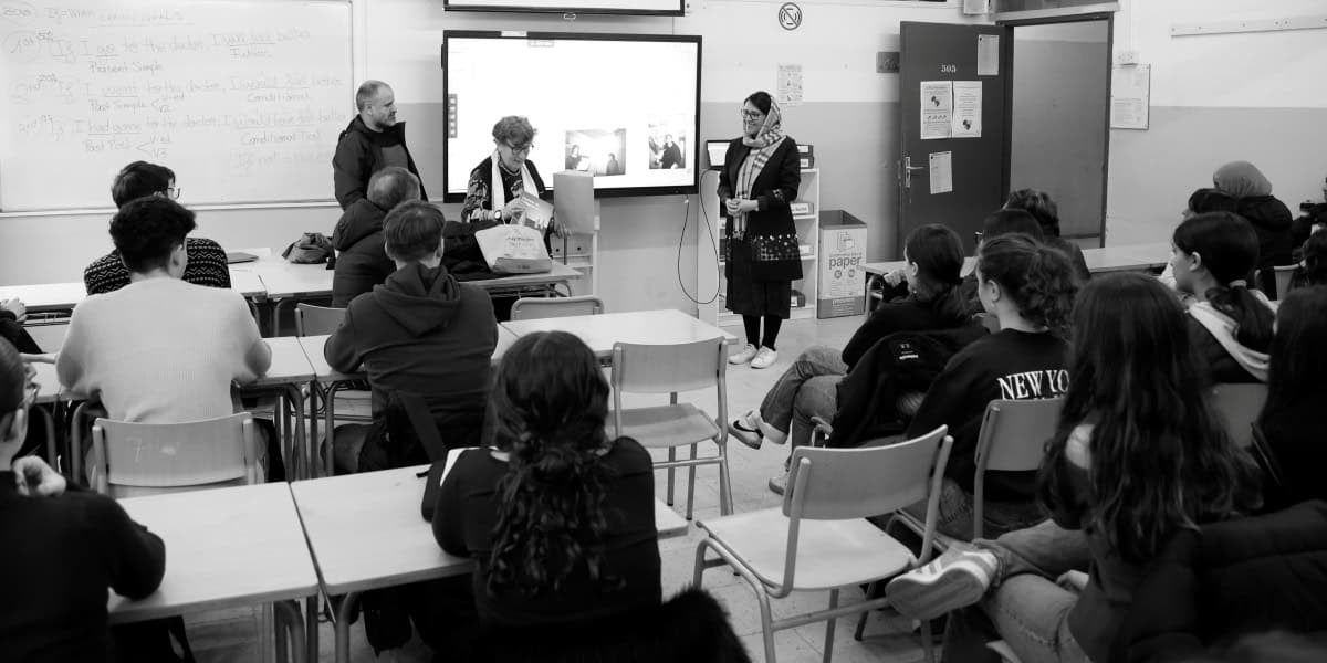 La investigadora, acadèmica i activista agfanesa Orzala Ashraf Nemat, a l'institut Pau Vila, el 20 de febrer. Autor: D.Jiménez.