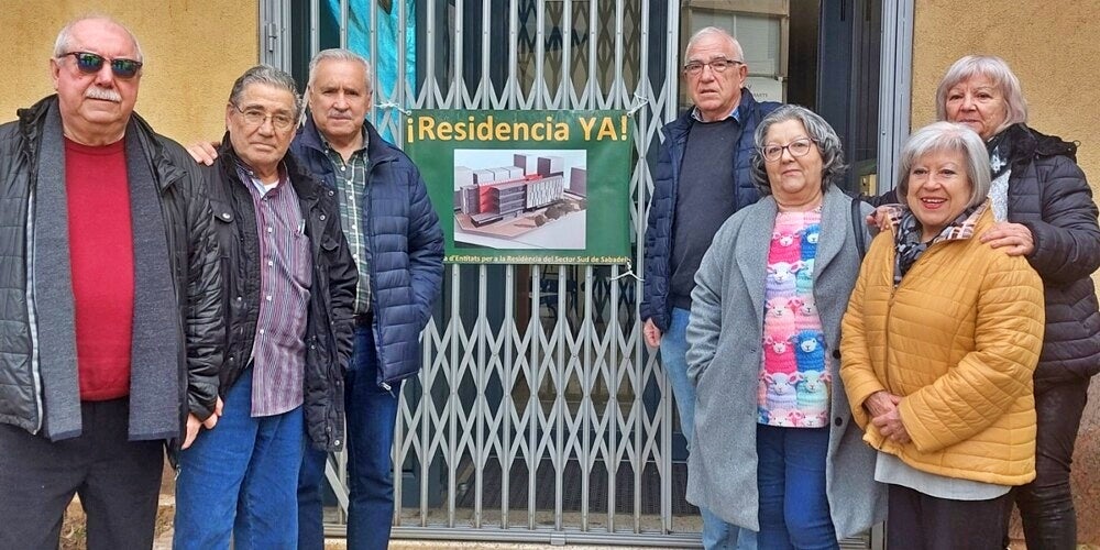 Foto de portada: Membres de les associacions dels barris d'Espronceda, Creu de Barberà, Les Termes i Campoamos, acompanyats del president de les FAVS, Manuel Navas. Autor: Albert P