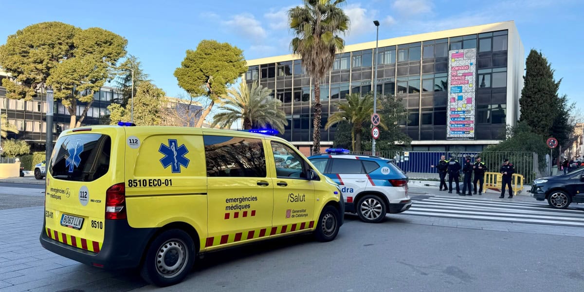 L'institut Escola Industrial, on han trobat una persona morta enganxada en una finestra aquesta nit. Autor: ACN.