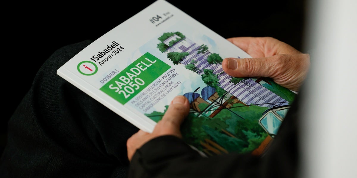 L'Anuari 2024, en mans d'un lector. Autor: D.Jiménez.