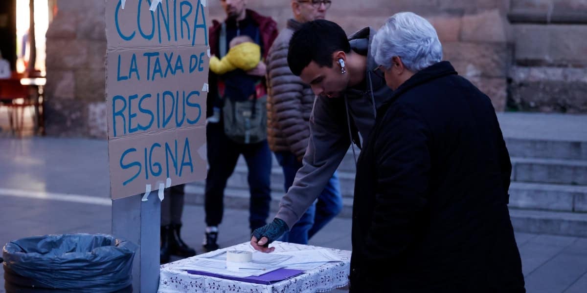 Recollida de firmes contra la taxa de residus. Autor: D.Jiménez.