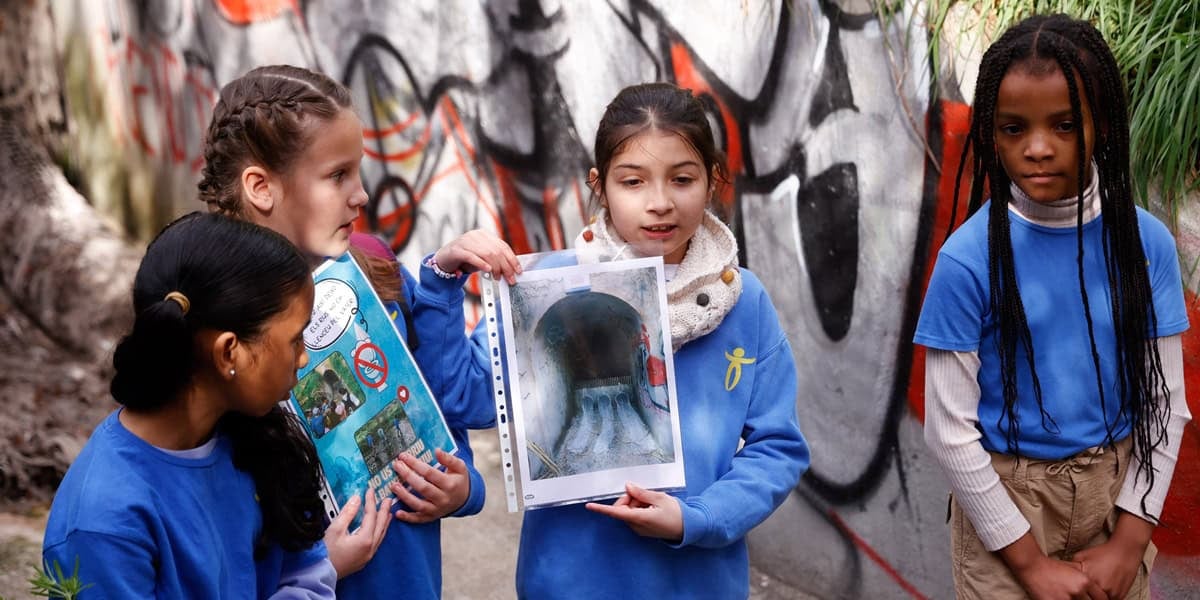 Foto de portada: Instant d'una explicació. Autor: David Jiménez