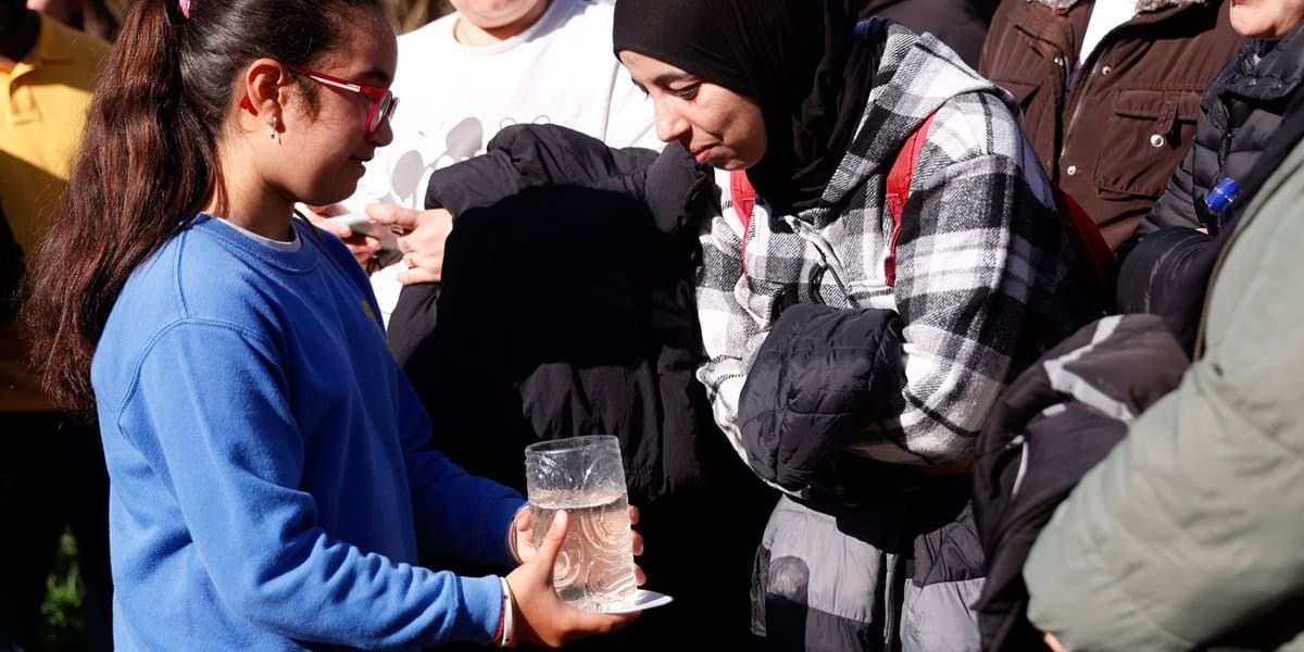 Mostra de transparència de l'aigua del Ripoll. Autor: David Jiménez