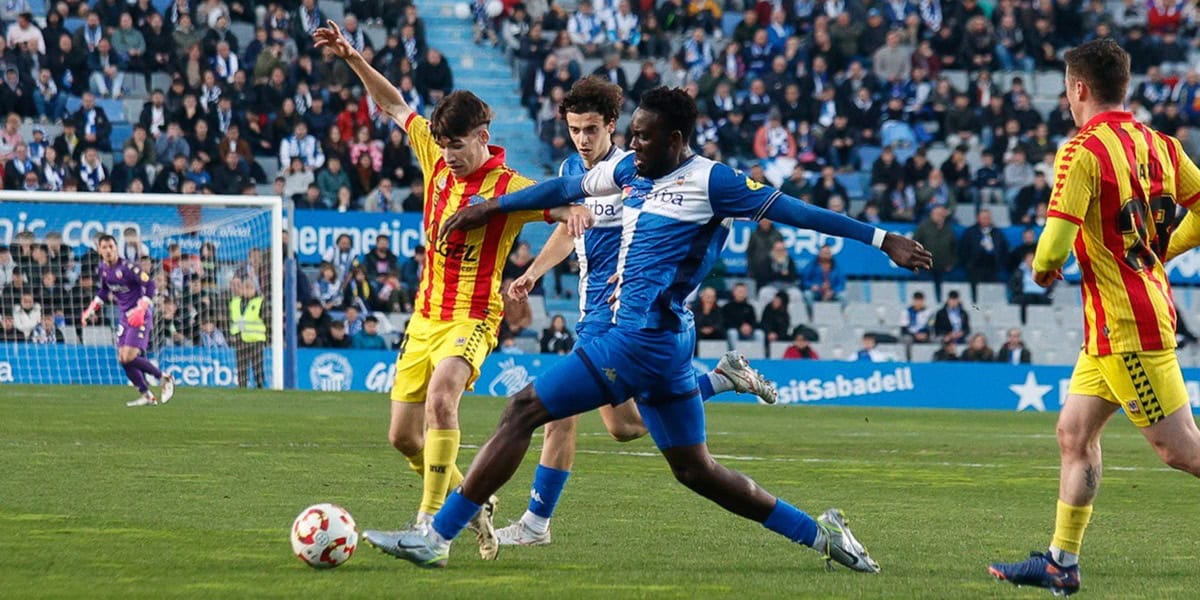 Bakayoko, en una disputa durant la primera part. Autora: Dihör